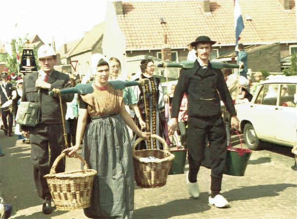 De historische optocht. Veel inwoners hebben zich in historische kledij gestoken. Hier een afbeelding van het erwtenpellen en het visleuren. De historische optocht. Veel inwoners hebben zich in historische kledij gestoken. Hier een afbeelding van het erwtenpellen en het visleuren.