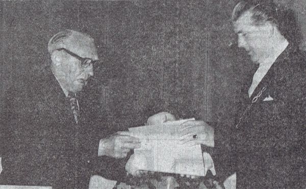 Wethouder C. van Hemert overhandigt de scheidende burgemeester A. Hack de oorkonde van het ereburgerschap van Arnemuiden. Wethouder C. van Hemert overhandigt de scheidende burgemeester A. Hack de oorkonde van het ereburgerschap van Arnemuiden.