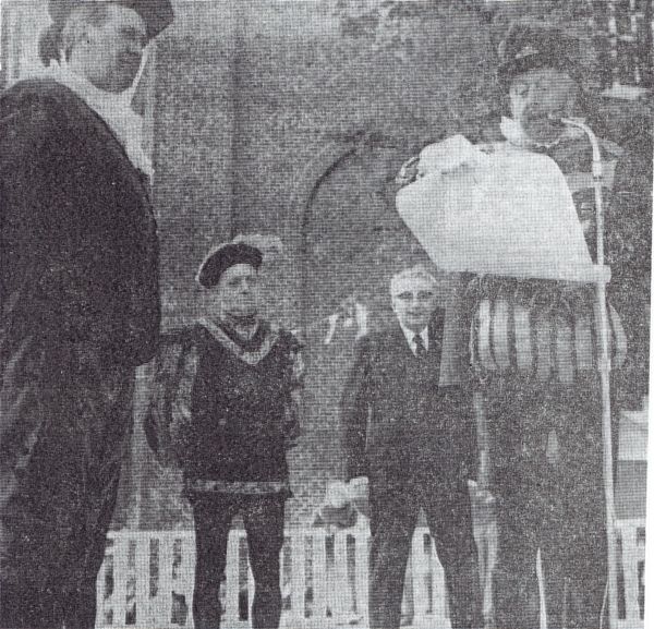 ‘Prins Willem van Oranje’ biedt de burgemeester van Arnemuiden de stadsrechten aan. T.g.v. de herdenking van 400 jaar stad v.l.n.r. burgemeester A. Hack, wethouder C. van Hemert en de Commissaris van de Koningin mr. J. van Aartsen. ‘Prins Willem van Oranje’ biedt de burgemeester van Arnemuiden de stadsrechten aan. T.g.v. de herdenking van 400 jaar stad v.l.n.r. burgemeester A. Hack, wethouder C. van Hemert en de Commissaris van de Koningin mr. J. van Aartsen.