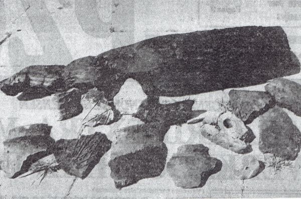 Oudheidkundige vondsten uit de ijzertijd in het uitbreidingsplan Brakenburg. Op de achtergrond een van de houten palen. Links en rechts enkele potscherven en in het midden het spinsteentje en het fragment van een weefgetouw. Oudheidkundige vondsten uit de ijzertijd in het uitbreidingsplan Brakenburg. Op de achtergrond een van de houten palen. Links en rechts enkele potscherven en in het midden het spinsteentje en het fragment van een weefgetouw.