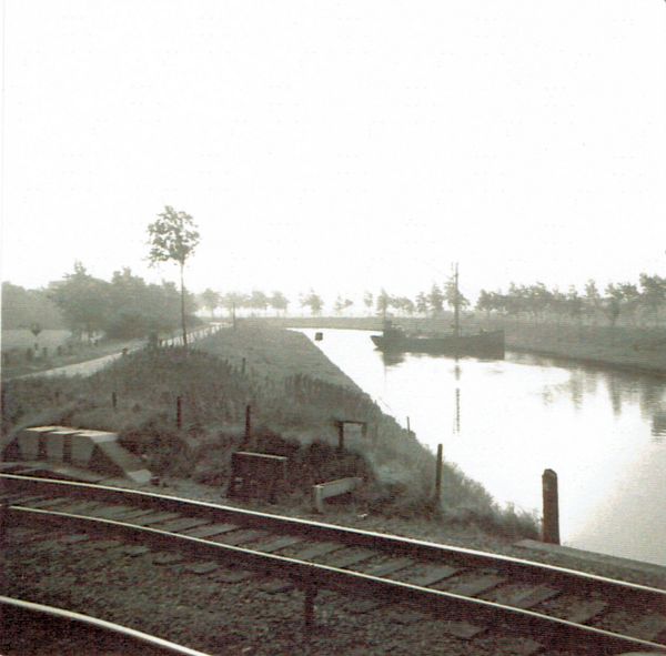 Gezicht vanaf de spoorbrug op het kanaal en de kanaalweg. Gezicht vanaf de spoorbrug op het kanaal en de kanaalweg.