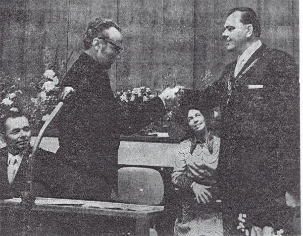De installatie van burgemeester J. de Jonge door loco-burgemeester Jac. van Belzen. De installatie van burgemeester J. de Jonge door loco-burgemeester Jac. van Belzen.