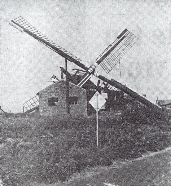 Geblakerde restanten van de molen blijven achter. Geblakerde restanten van de molen blijven achter.
