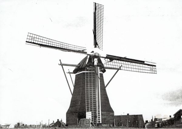 De nieuwgebouwde korenmolen komt dit jaar gereed. De nieuwgebouwde korenmolen komt dit jaar gereed.
