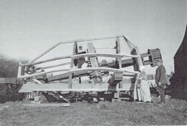 Het echtpaar Stroo-Louws uit het Tuindorp bij de nieuwe kap van de molen. Het echtpaar Stroo-Louws uit het Tuindorp bij de nieuwe kap van de molen.