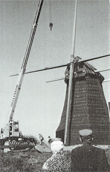 De nieuwe molen in opbouw. De nieuwe molen in opbouw.