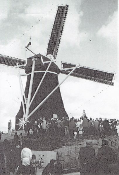 De feestelijke opening van de herbouwde molen. De feestelijke opening van de herbouwde molen.