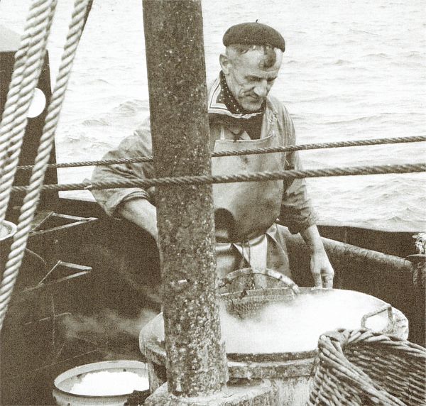 De dit jaar overleden markante en achtenswaardige Marien Theune. Op de foto zien we hem in de kracht van z'n leven als visser aan boord aan het garnalen koken. De dit jaar overleden markante en achtenswaardige Marien Theune. Op de foto zien we hem in de kracht van z'n leven als visser aan boord aan het garnalen koken.