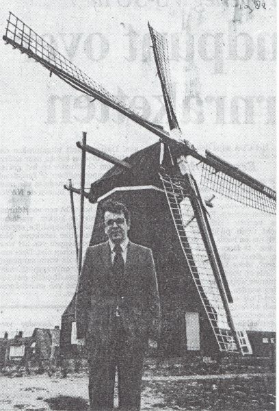 Bij de officiële ingebruikname van de nieuwe molen. Op de voorgrond burgemeester M.M. Markusse. Bij de officiële ingebruikname van de nieuwe molen. Op de voorgrond burgemeester M.M. Markusse.