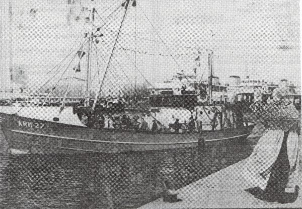 De kotter ARM 27 bij vertrek uit Vlissingen voor een proefvaart. De kotter ARM 27 bij vertrek uit Vlissingen voor een proefvaart.
