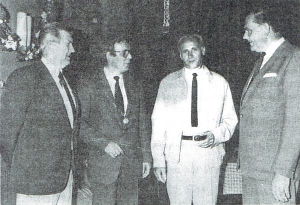 Wethouder Jac. van Belzen ter gelegenheid van z'n 25-jarig raadslidmaatschap in gezelschap van (v.l.n.r) oud-burgemeester A.. Hack, burgemeester M.M. Markusse en oud-burgemeester J. de Jonge. Wethouder Jac. van Belzen ter gelegenheid van z'n 25-jarig raadslidmaatschap in gezelschap van (v.l.n.r) oud-burgemeester A.. Hack, burgemeester M.M. Markusse en oud-burgemeester J. de Jonge.