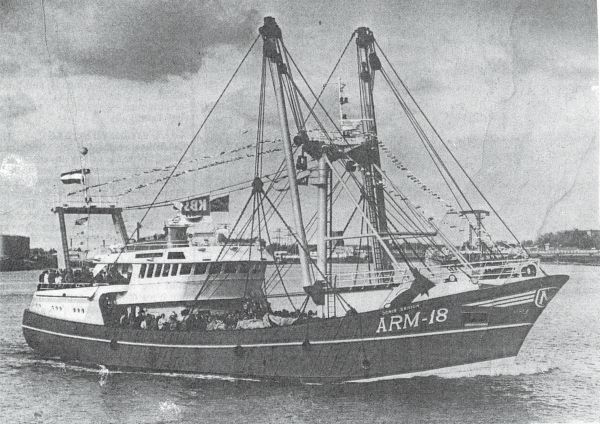 De ARM 18 van de reder J. Meulmeester, de grootste kotter van Nederland, wordt aan de vloot toegevoegd. De ARM 18 van de reder J. Meulmeester, de grootste kotter van Nederland, wordt aan de vloot toegevoegd.