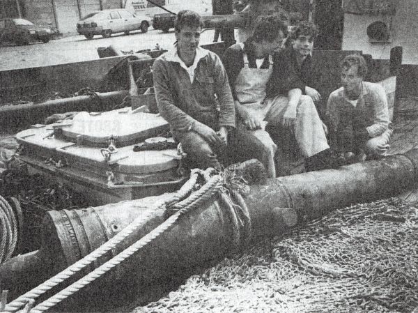 De bemanning van de ARM 18 bij het in de Noordzee opgeviste 330 jaar oude Zeeuwse scheepskanon. De bemanning van de ARM 18 bij het in de Noordzee opgeviste 330 jaar oude Zeeuwse scheepskanon.
