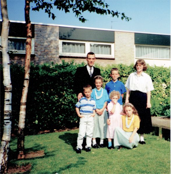 De nieuwe Hervormde predikant ds. L.W.C. Ruygrok met z 'n gezin in de pastorietuin. De nieuwe Hervormde predikant ds. L.W.C. Ruygrok met z 'n gezin in de pastorietuin.