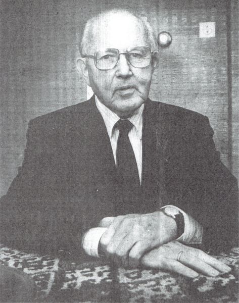 ZEVIBEL-voorzitter J. van den Bos, de vroegere burgemeester van Arnemuiden in de jaren 1952/1953 en oud-lid van gedeputeerde staten: ‘Vergeet niet dat vissers ontzettend hard werken ‘. ZEVIBEL-voorzitter J. van den Bos, de vroegere burgemeester van Arnemuiden in de jaren 1952/1953 en oud-lid van gedeputeerde staten: ‘Vergeet niet dat vissers ontzettend hard werken ‘.