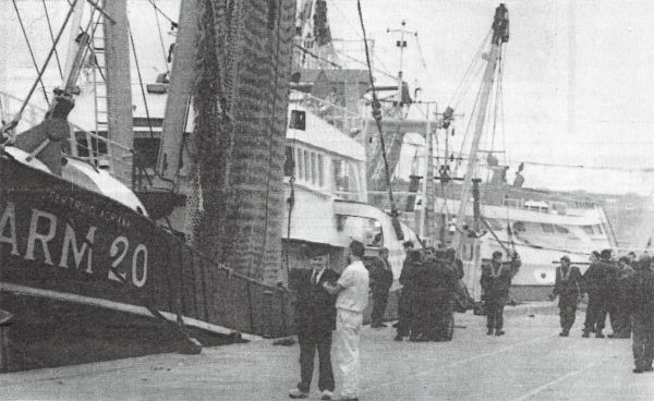 ME 'ers op de kade in Vlissingen. De stemming onder de vissers is zeer grimmig. ME 'ers op de kade in Vlissingen. De stemming onder de vissers is zeer grimmig.