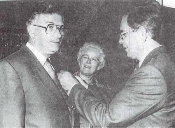 Burgemeester Markusse speldt de scheidende gemeentesecretaris en ereburger van Arnemuiden J. Kroon de koninklijke onderscheiding op. Burgemeester Markusse speldt de scheidende gemeentesecretaris en ereburger van Arnemuiden J. Kroon de koninklijke onderscheiding op.