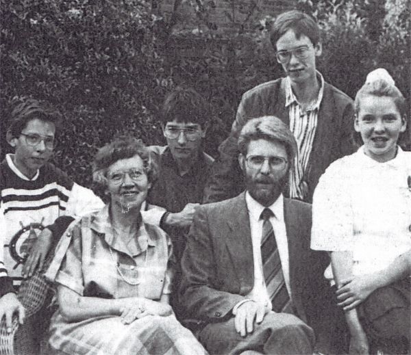 De nieuwe burgemeester drs. H. Visser met vrouw en kinderen. De nieuwe burgemeester drs. H. Visser met vrouw en kinderen.