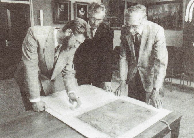 Burgemeester H. Visser (links), oud-gemeentesecretaris J. Kroon (midden) en Rabo-directeur M. Vader (rechts) bij de gerestaureerde 16e eeuwse kaart van Arnemuiden. Burgemeester H. Visser (links), oud-gemeentesecretaris J. Kroon (midden) en Rabo-directeur M. Vader (rechts) bij de gerestaureerde 16e eeuwse kaart van Arnemuiden.