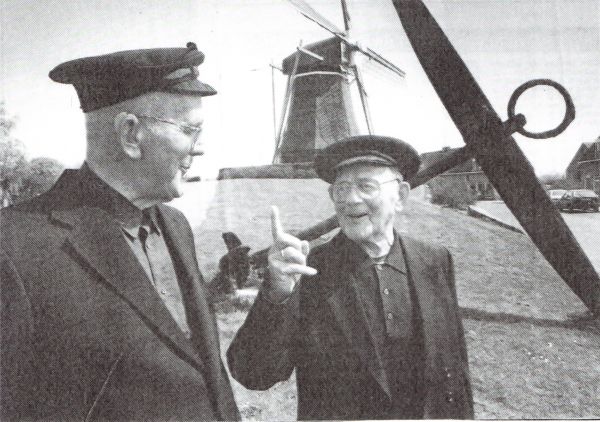 De nieuwe woningen op de plaats van de gesloopte mosselfabriek zijn gereed. Het eeuwenoude anker is opgesteld voor de nieuwe molen. De oude vissers Blaas Marijs (links) en Klaas Marijs (rechts) halen herinneringen aan vroeger op. De nieuwe woningen op de plaats van de gesloopte mosselfabriek zijn gereed. Het eeuwenoude anker is opgesteld voor de nieuwe molen. De oude vissers Blaas Marijs (links) en Klaas Marijs (rechts) halen herinneringen aan vroeger op.