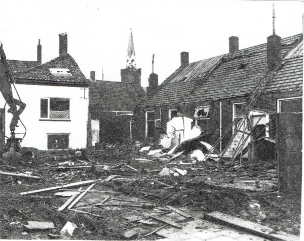 De sloop van de hoek Langstraat/Marktstraat begint. De sloop van de hoek Langstraat/Marktstraat begint.