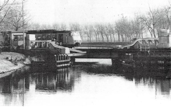 De uit 1911 daterende spoorbrug over het Arnekanaal. De uit 1911 daterende spoorbrug over het Arnekanaal.