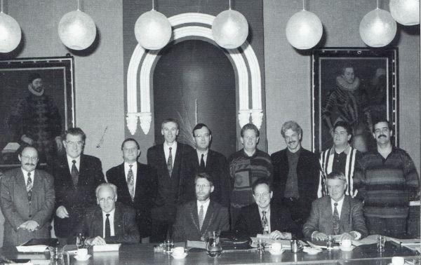 De gemeenteraad tijdens zijn laatste vergadering op 16 december 1996. De gemeenteraad tijdens zijn laatste vergadering op 16 december 1996.