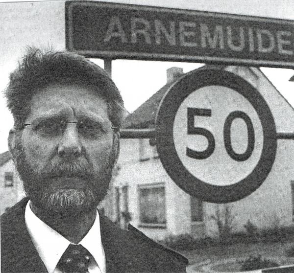De laatste burgemeester van Arnemuiden, drs. H. Visser, legt aan het eind van dit jaar z'n ambtsketen neer. De laatste burgemeester van Arnemuiden, drs. H. Visser, legt aan het eind van dit jaar z'n ambtsketen neer.