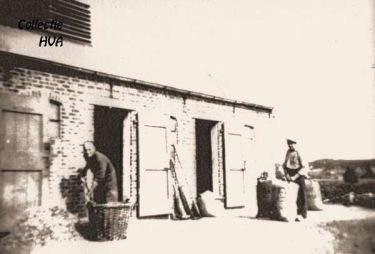 De herstelde Arnebrug met de woningen van brugwachter Oele en de familie Boogaard. De herstelde Arnebrug met de woningen van brugwachter Oele en de familie Boogaard.