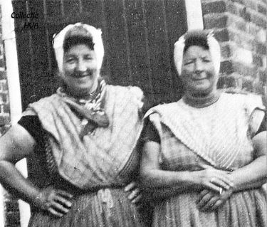 Rechts de dit jaar overleden Grietje van de Ketterij-Schroevers en links haar schoonzuster Maatje van de Ketterij. Rechts de dit jaar overleden Grietje van de Ketterij-Schroevers en links haar schoonzuster Maatje van de Ketterij.
