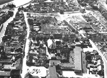 Op deze luchtfoto is de kaalslag na de sanering te zien. Een groot gedeelte van de Westdijkstraat en de Lionstraat is gesloopt. Op deze luchtfoto is de kaalslag na de sanering te zien. Een groot gedeelte van de Westdijkstraat en de Lionstraat is gesloopt.