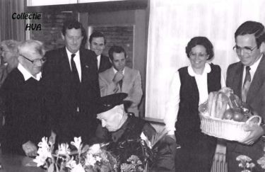 De oude visser Joos Siereveld wordt 105 jaar oud. V.l.n.r. z'n zoon A. Siereveld, Commissaris van de Koningin dr. C. Boertien, wethouder M.A. Stoffels, een wethouder uit Vlissingen, burgemeester en mevrouw Markusse. De oude visser Joos Siereveld wordt 105 jaar oud. V.l.n.r. z'n zoon A. Siereveld, Commissaris van de Koningin dr. C. Boertien, wethouder M.A. Stoffels, een wethouder uit Vlissingen, burgemeester en mevrouw Markusse.