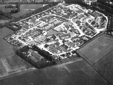 De wijk Brakenburg in aanbouw. Links het Hof Brakenburg. De wijk Brakenburg in aanbouw. Links het Hof Brakenburg.