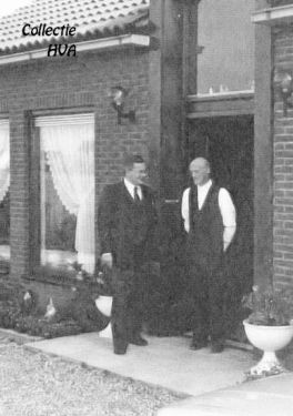 Ds. W. Verhoeks, predikant van de Gereformeerde Gemeente in Nederland, in de deuropening van z'n pastorie aan de Doeleweg. Ds. W. Verhoeks, predikant van de Gereformeerde Gemeente in Nederland, in de deuropening van z'n pastorie aan de Doeleweg.