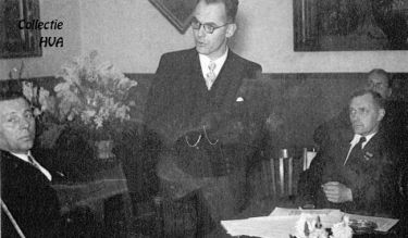 De nieuwbenoemde gemeentesecretaris F.M. Geluk. Links wethouder B. la Soe en rechts raadslid C. van Hemert. De nieuwbenoemde gemeentesecretaris F.M. Geluk. Links wethouder B. la Soe en rechts raadslid C. van Hemert.