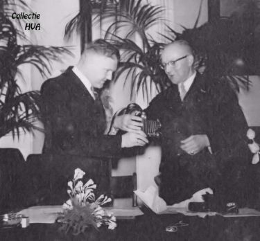 Gemeentesecretaris J.J. Huyssen neemt afscheid. Gedurende 33 jaar (1919-1952) was hij Arnemuiden's gewaardeerde secretaris. Burgemeester Van den Bos overhandigt hem een fototoestel. Gemeentesecretaris J.J. Huyssen neemt afscheid. Gedurende 33 jaar (1919-1952) was hij Arnemuiden's gewaardeerde secretaris. Burgemeester Van den Bos overhandigt hem een fototoestel.