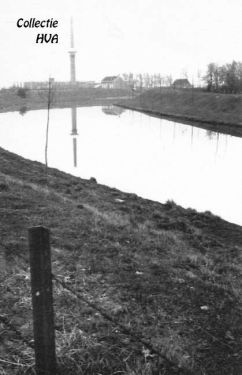Gezicht vanaf de kronkelende kanaalweg naar Middelburg op het oude veerhuis met daarachter ‘het veertje’. Gezicht vanaf de kronkelende kanaalweg naar Middelburg op het oude veerhuis met daarachter ‘het veertje’.