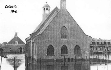 Het nieuwe kerkgebouw van de Gereformeerde Gemeente te midden van het water. Het nieuwe kerkgebouw van de Gereformeerde Gemeente te midden van het water.