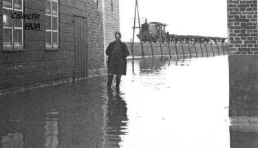 Het water begint aan het eind van de Noordstraat. Hier bij de timmermanswinkel van De Hamer op de hoek Spoorstraat/Noordstraat. Het water begint aan het eind van de Noordstraat. Hier bij de timmermanswinkel van De Hamer op de hoek Spoorstraat/Noordstraat.