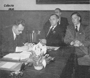Voortaan zal secretaris Geluk de raadsnotulen stencilen. Rechts de raadsleden C. van Hemert en J.W. Allaart. Voortaan zal secretaris Geluk de raadsnotulen stencilen. Rechts de raadsleden C. van Hemert en J.W. Allaart.