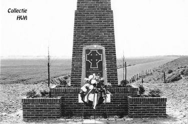 Het monument voor de gevallen Franse militairen op de Sloedam, vroeger onopvallend in de bocht van de oude rijksweg. Het monument voor de gevallen Franse militairen op de Sloedam, vroeger onopvallend in de bocht van de oude rijksweg.