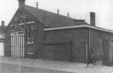 Het oude verenigingsgebouw op de hoek Spoorstraat/Burgemeester Langebeekestraat, waarin thans de garnalenhandel Van Belzen is gevestigd. Het gebouw moet plaats maken voor woningwetwoningen. Het oude verenigingsgebouw op de hoek Spoorstraat/Burgemeester Langebeekestraat, waarin thans de garnalenhandel Van Belzen is gevestigd. Het gebouw moet plaats maken voor woningwetwoningen.
