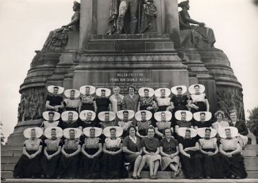 De Hervormde vrouwenvereniging ‘Lydia ‘ maakt een reisje naar Den Haag. Bovenste rij v.l.n.r: M. Marteijn-de Nooijer, E. van Belzen-de Nooijer, T van Belzen-de Nooijer, J. van de Ketterij-Poortvliet, S.E. Abbringh-de Haan, A. van Belzen-van Belzen, J. Kusse-Siereveld, A. Theune-Siereveld, J. van Belzen-Theune en J. Theune- Theune. Middelste rij v.l.n.r.: M. de Nooijer-Schroevers, G. Meulmeester-Schuit, T. van Belzen-Schuit, E. Theune-Schroevers, T. Schroevers-Meulmeester, J. de Ridder-Theune, P. Meerman-Meerman, J. Meerman-van de Ketterij, M. Siereveld-Siereveld, G. Pleijte-Schroevers en J. Marteijn. Voorste rij v.l.n.r.: M. de Nooijer-Meerman, M. van Belzen-Theune, J. van Belzen-de Nooijer, E. Schroevers-van Belzen, P. de Witte-Theune, J. de Meulmeester-de Ridder, J. de Vos-van de Ketterij, C. Marteijn-Labruyère, C. Marteijn-Poortvliet, G. Meulmeester-Siereveld en J. de Ridder-Theune. De Hervormde vrouwenvereniging ‘Lydia ‘ maakt een reisje naar Den Haag. Bovenste rij v.l.n.r: M. Marteijn-de Nooijer, E. van Belzen-de Nooijer, T van Belzen-de Nooijer, J. van de Ketterij-Poortvliet, S.E. Abbringh-de Haan, A. van Belzen-van Belzen, J. Kusse-Siereveld, A. Theune-Siereveld, J. van Belzen-Theune en J. Theune- Theune. Middelste rij v.l.n.r.: M. de Nooijer-Schroevers, G. Meulmeester-Schuit, T. van Belzen-Schuit, E. Theune-Schroevers, T. Schroevers-Meulmeester, J. de Ridder-Theune, P. Meerman-Meerman, J. Meerman-van de Ketterij, M. Siereveld-Siereveld, G. Pleijte-Schroevers en J. Marteijn. Voorste rij v.l.n.r.: M. de Nooijer-Meerman, M. van Belzen-Theune, J. van Belzen-de Nooijer, E. Schroevers-van Belzen, P. de Witte-Theune, J. de Meulmeester-de Ridder, J. de Vos-van de Ketterij, C. Marteijn-Labruyère, C. Marteijn-Poortvliet, G. Meulmeester-Siereveld en J. de Ridder-Theune.