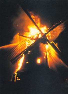 De monumentale molen ‘Nooitgedacht’ gaat door brand verloren. De monumentale molen ‘Nooitgedacht’ gaat door brand verloren.