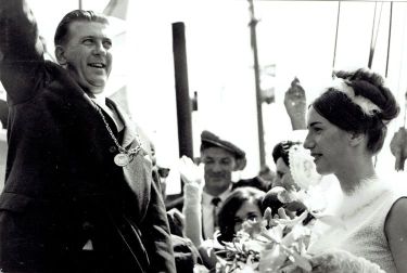 Burgemeester A. Hack en de garnalenkoningin Maatje Meerman. Burgemeester A. Hack en de garnalenkoningin Maatje Meerman.